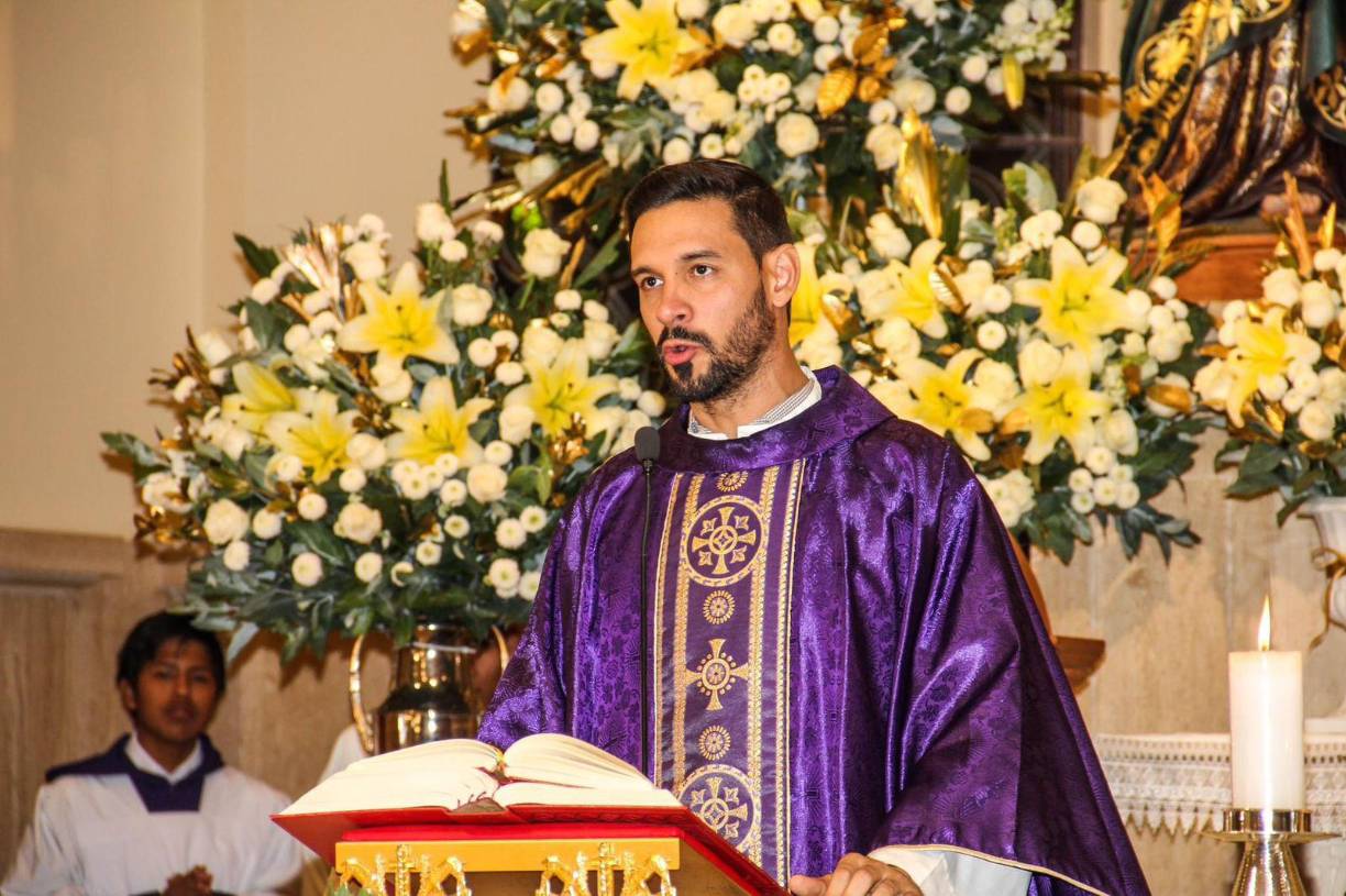 Cabe destacar que el padre Santiago consagra su vida a Dios en la iglesia Señor de Luren, en ICA, Perú.