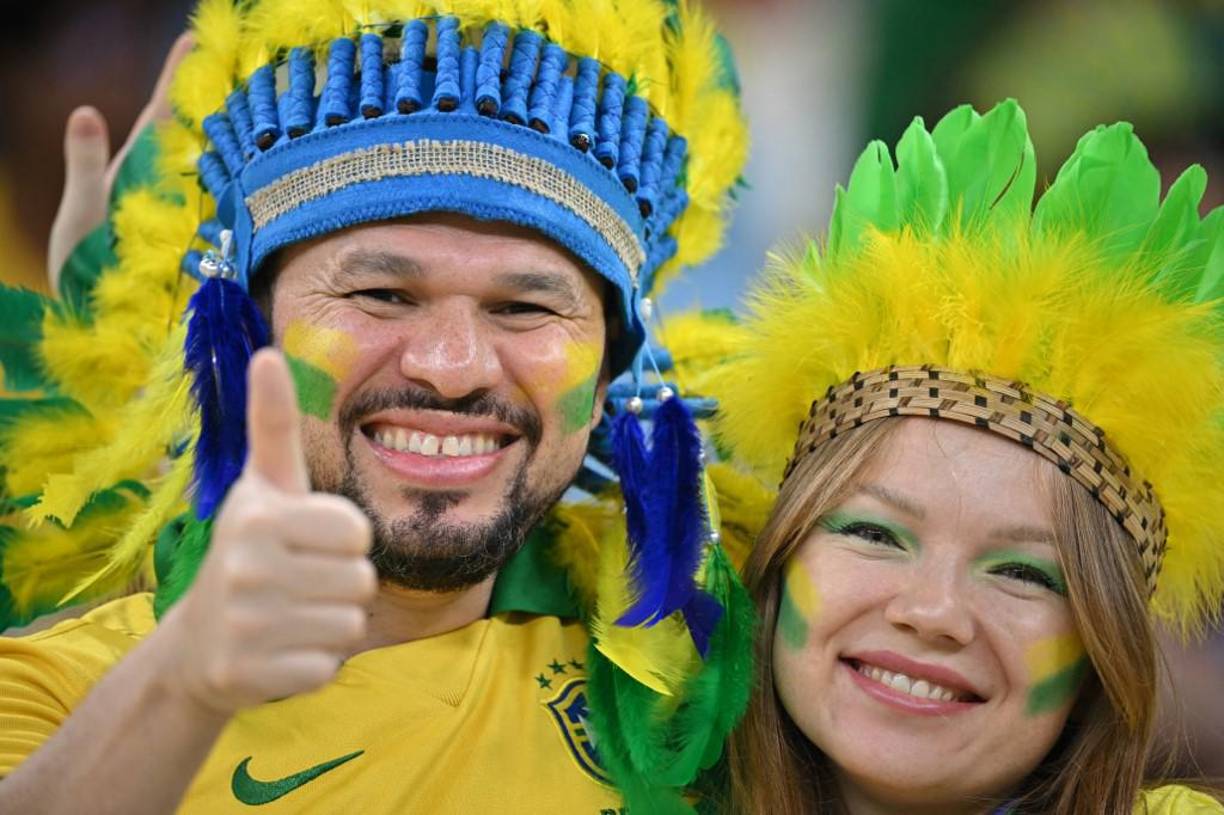 Esta pareja de brasileños saluda el lente.