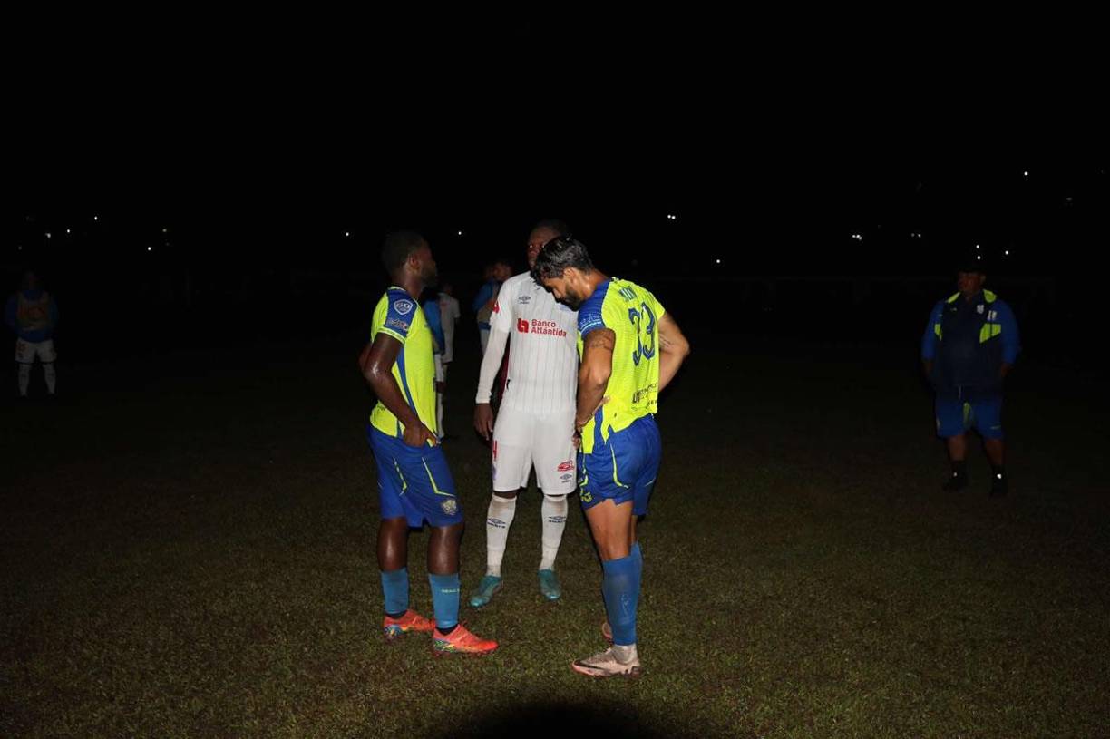 El apagón. Cerca del minuto 75’, las torres del estadio Juan Ramón Brevé Vargas dejaron de funcionar y los jugadores aprovecharon el parón para charlar.