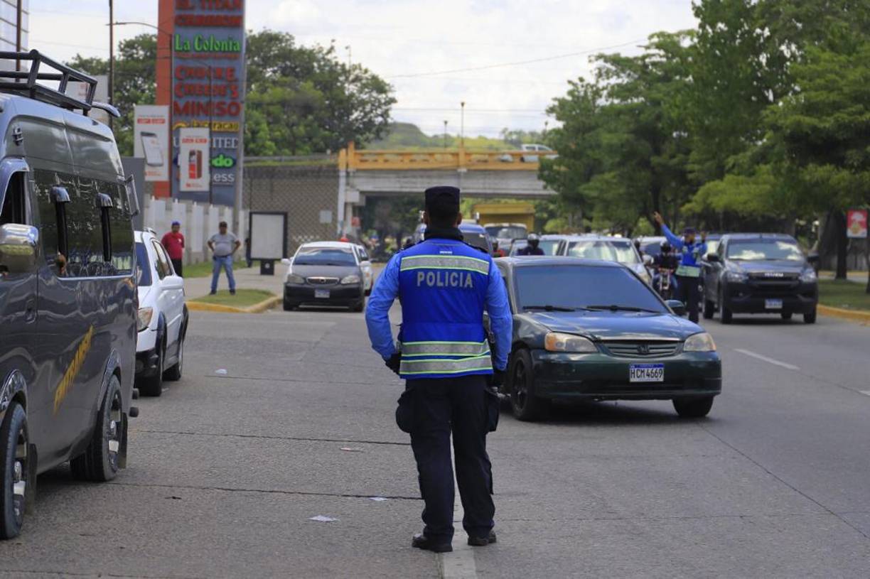 ARTÍCULO 98 - INFRACCIONES GRAVES (multa de 600 lempiras)- Exceder el límite de velocidad máxima en zonas restringidas como colegios, escuelas, iglesias, hospitales, centros deportivos y mercados. - Cruzar la mediana o circular conduciendo sobre las aceras.- Salir del carril correspondiente, infringiendo estas normas, conducir haciendo zigzag, rebasar o cambiar de carril en curvas, bocacalles, tramos no permitidos o cuando se obstruya la circulación de otros vehículos. 