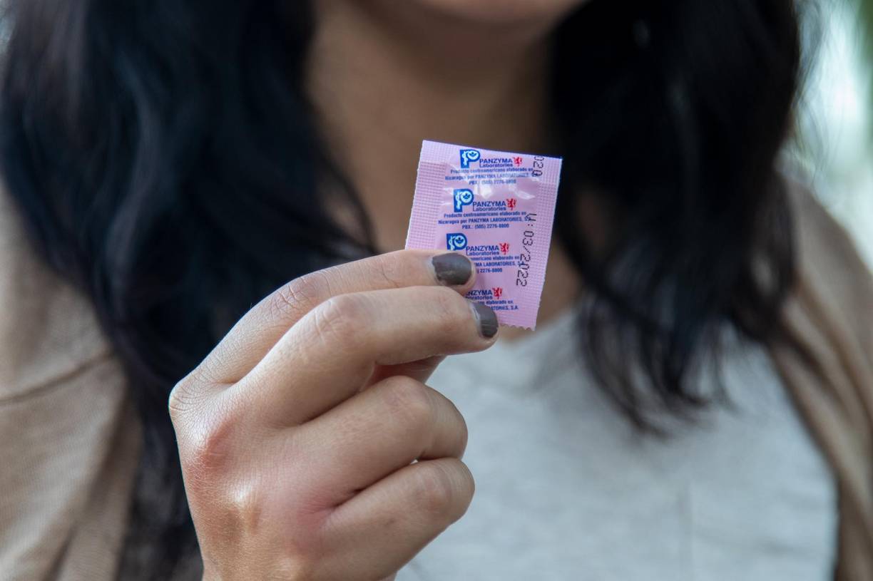 3. ¿Cómo se utiliza la PAE? El sobre contiene dos pastillas, se las debe de tomar en un intervalo de 12 horas y que sea dentro de las 120 horas, es decir, hasta cinco días después de la relación sexual no protegida; son más efectivas mientras antes se tomen.