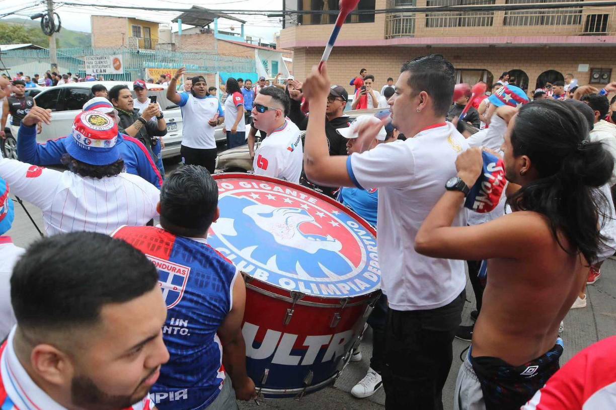 La Ultra Fiel puso el ambiente en las calles capitalinas previo al Olimpia vs CAI de Panamá.