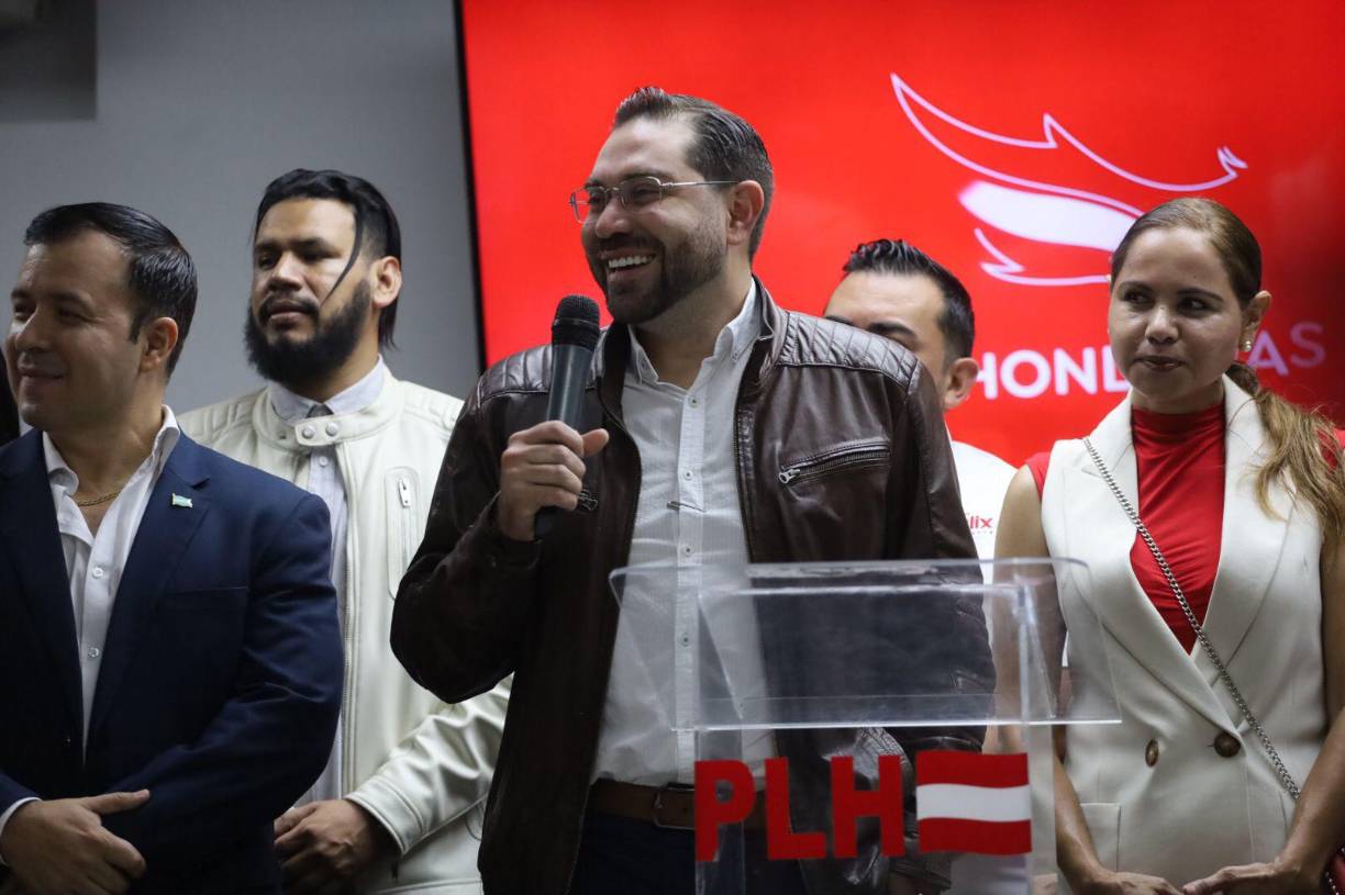 Ahora buscará ser presidente como miembro rojiblanco, aunque, antes había lanzado su precandidatura en uno de los movimientos de Libre.