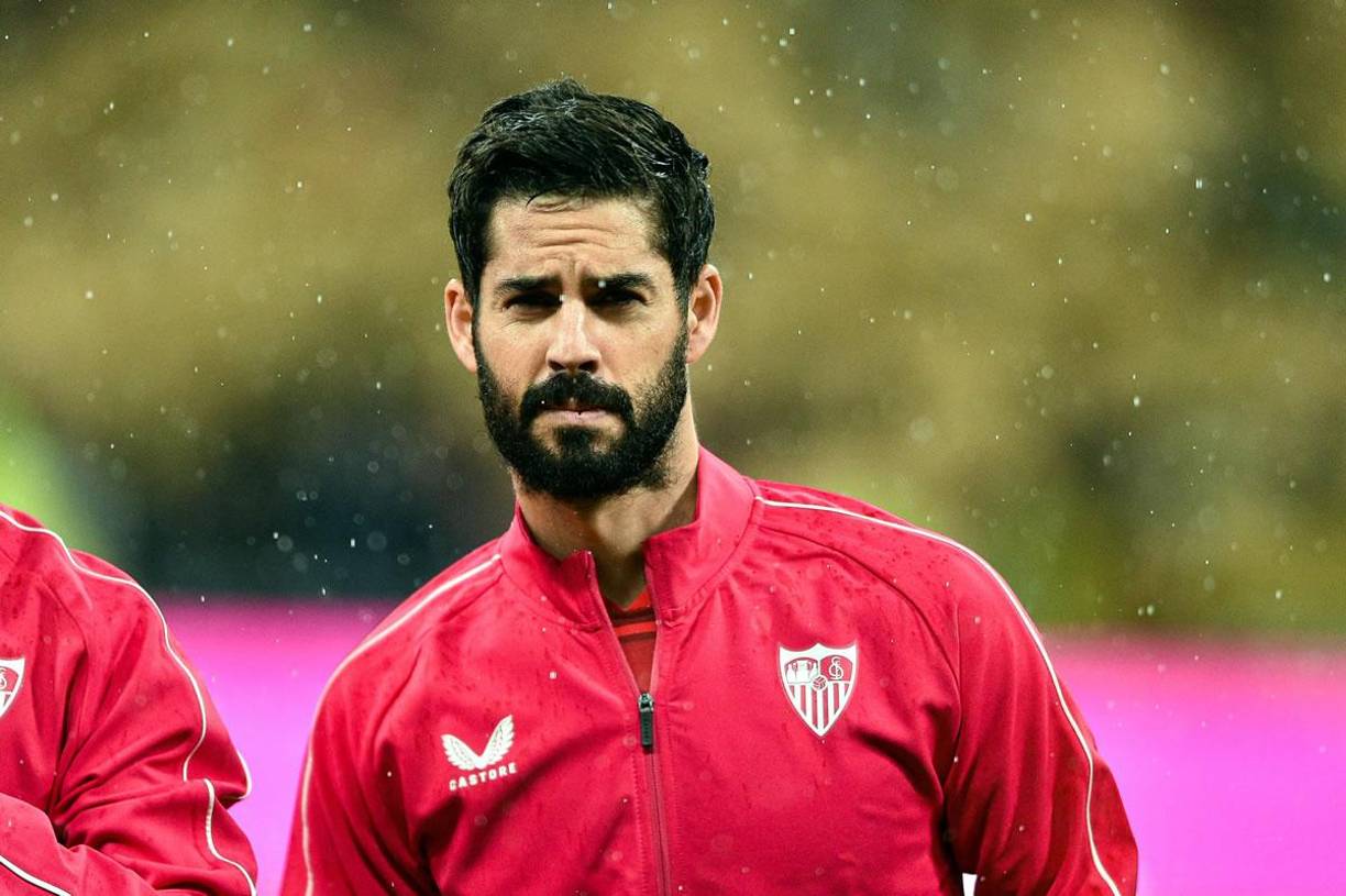 El fichaje de Isco por el Union Berlín fracasó a última hora, según informaciones del diario “Bild” y la revista “Kicker” que citan tanto fuentes del club como de la representación del jugador. Las dos partes se responsabilizan mutuamente del fracaso de la operación, mientras el secretario técnico del equipo alemán, Oliver Ruhnert, por su parte, asegura que aunque el club hubiera querido tener a Isco, no podía pasar de ciertos límites que se rebasaron en las últimas conversaciones. “Nos hubiera gustado tener a Isco. Pero tenemos nuestros límites y estos se traspasaron pese al acuerdo previo. Por eso el fichaje no se realiza”, dijo Ruhnert.