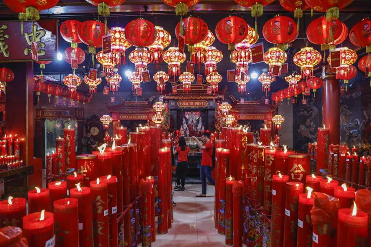 Tras ello, este primer día del año lunar suele destinarse a visitar a familiares para entregarles los populares ‘hongbao’, sobres de color rojo con dinero dentro que se utilizan para desear fortuna. Y, para los más religiosos, es un momento ideal para acudir a los templos y orar.