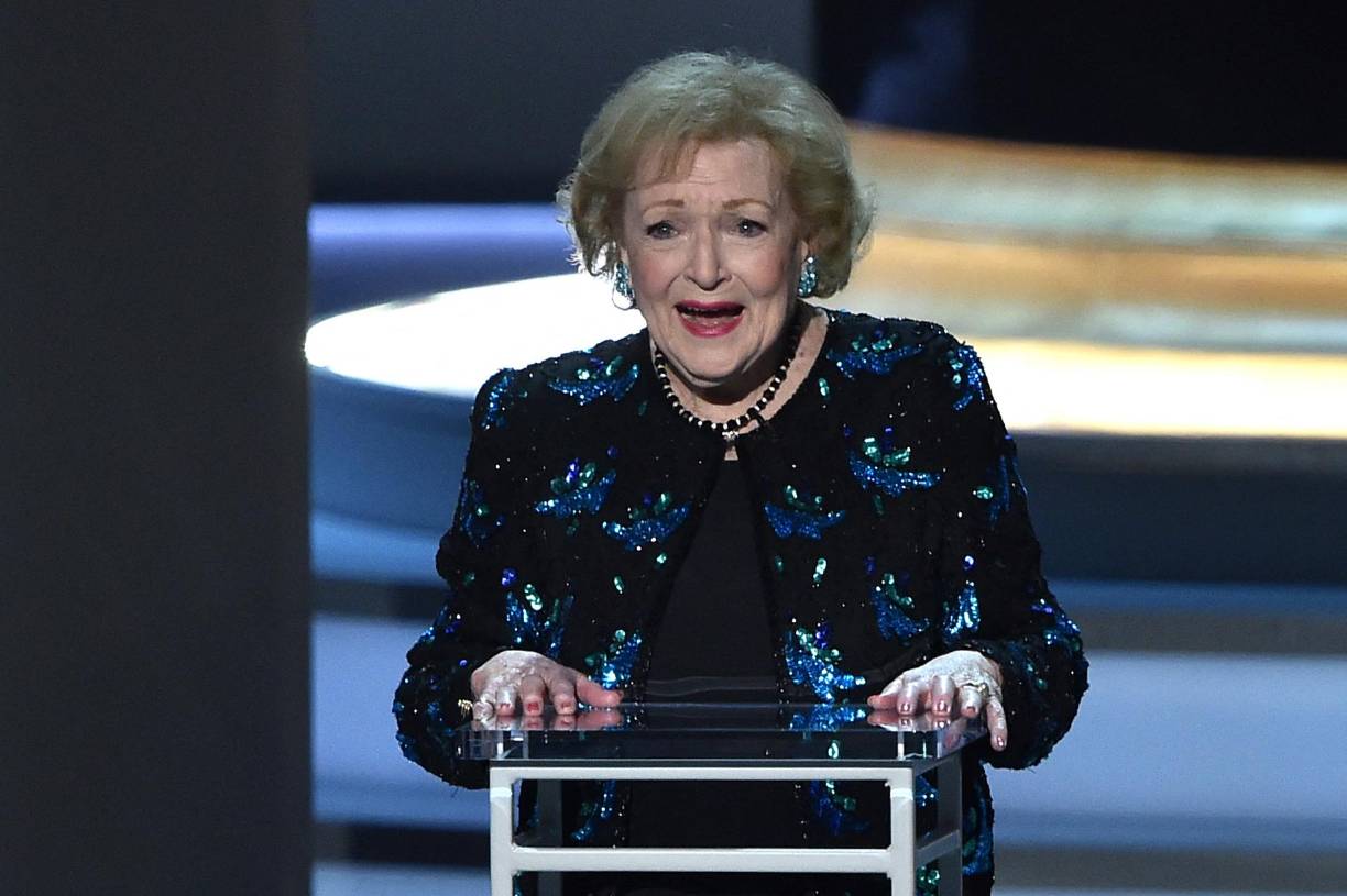 La actriz Betty White, que hizo reír a los telespectadores estadounidenses por más de siete décadas al protagonizar populares series como “The Golden Girls”, murió a los 99 años, reportaron este viernes medios de Estados Unidos, citando a su agente.