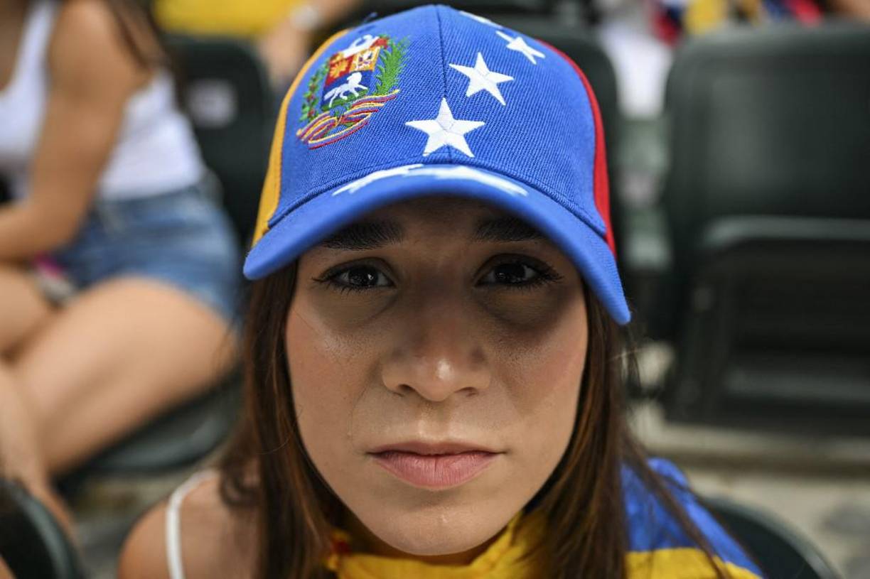 Centenares de venezolanos, salpicados por activistas cubanos y nicaragüenses, aplaudieron las palabras sobre “el triunfo electoral”, cantaron el himno nacional y otras canciones típicas, lloraron durante un minuto de silencio por los caídos, y aplaudieron con vítores las menciones de Machado y González Urrutia.