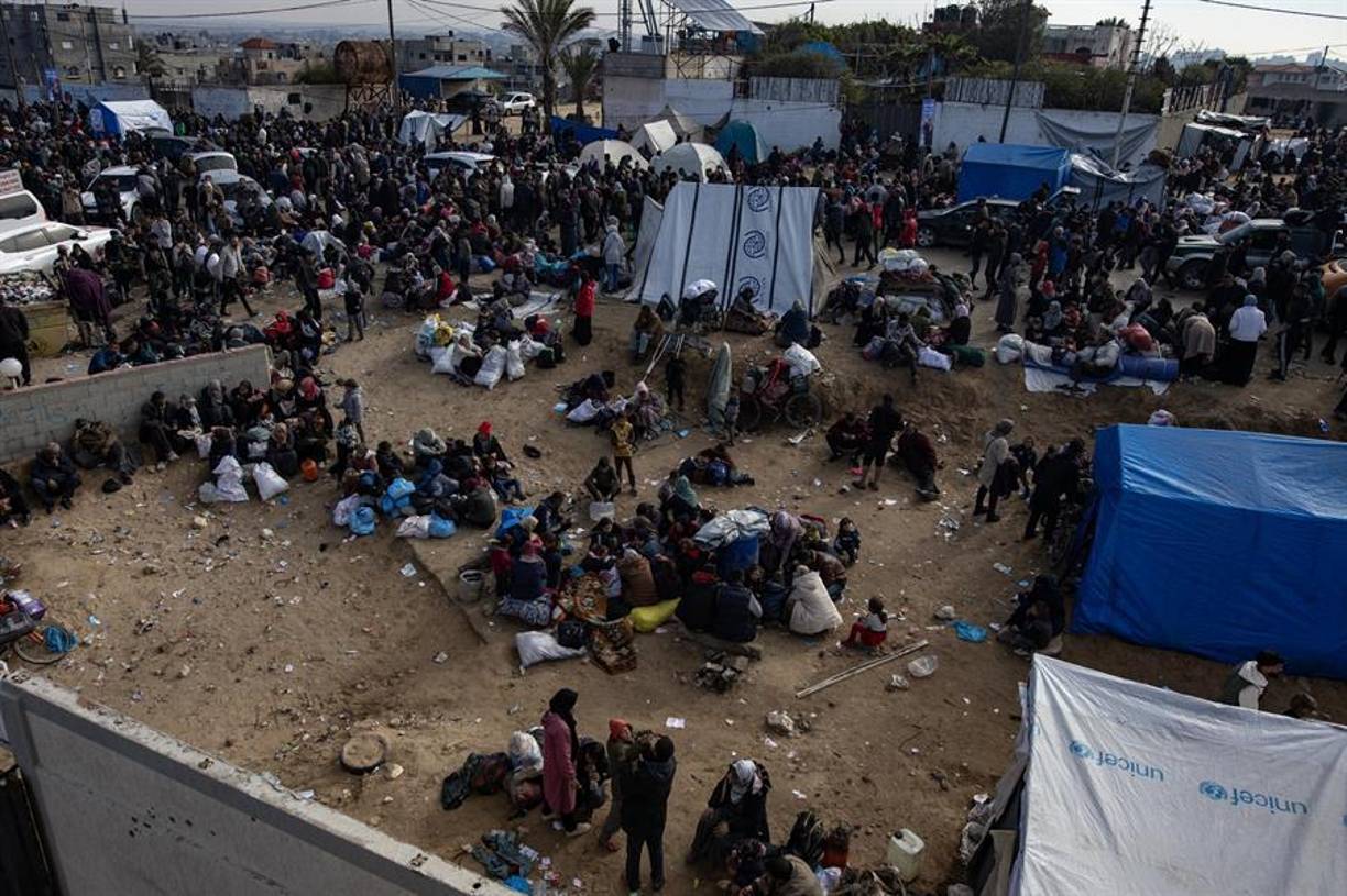 “¡No reconozco nada! Durante todo el camino, solo he reconocido un sitio por un edificio de colores, aparte de eso no se dónde estoy. Pero volveremos a reconstruir Gaza”, dice una chica entre la gente.