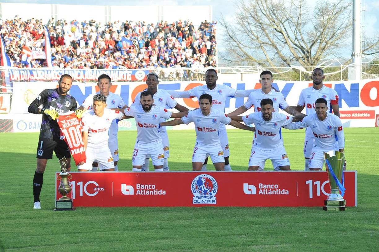 El 11 titular del Olimpia posando antes del inicio del partido contra el Marathón.