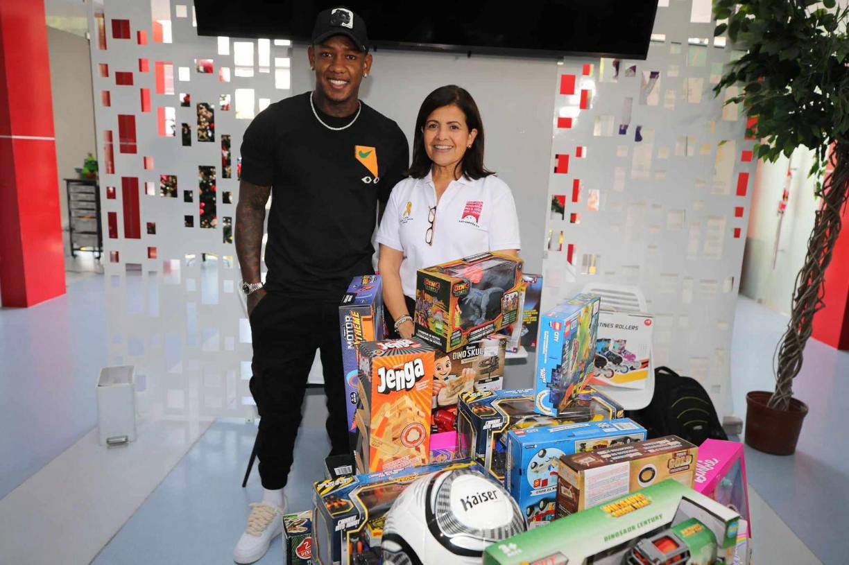 El catracho llevó una pequeña alegría a la Fundación Hondureña para el Niño con Cáncer a unos días de finalizar el 2023.