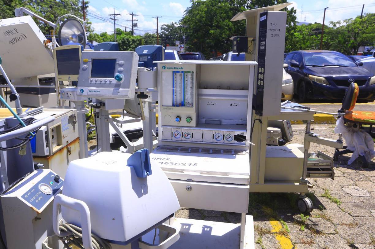 Ahí se visualizan muchos monitores médicos.