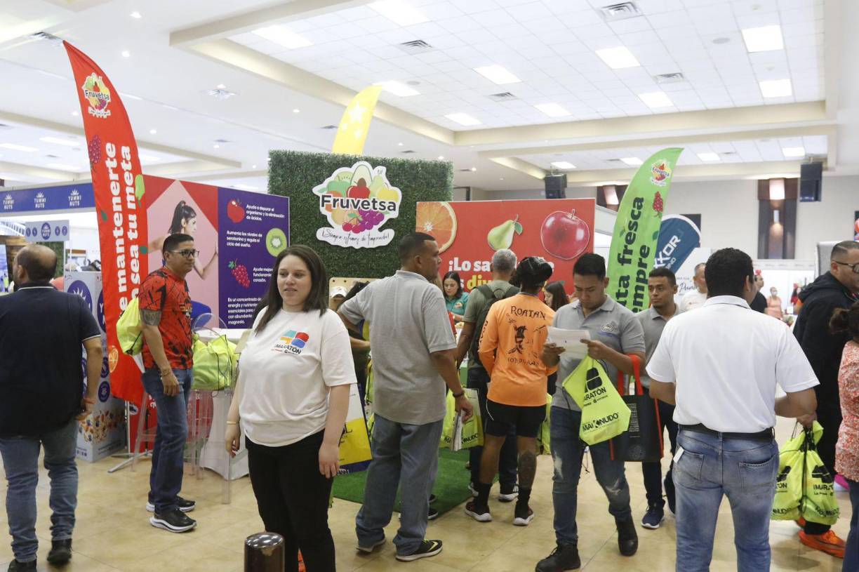 Los corredores llegaron a tempranas horas de este viernes para reclamar su respectivo kit.
