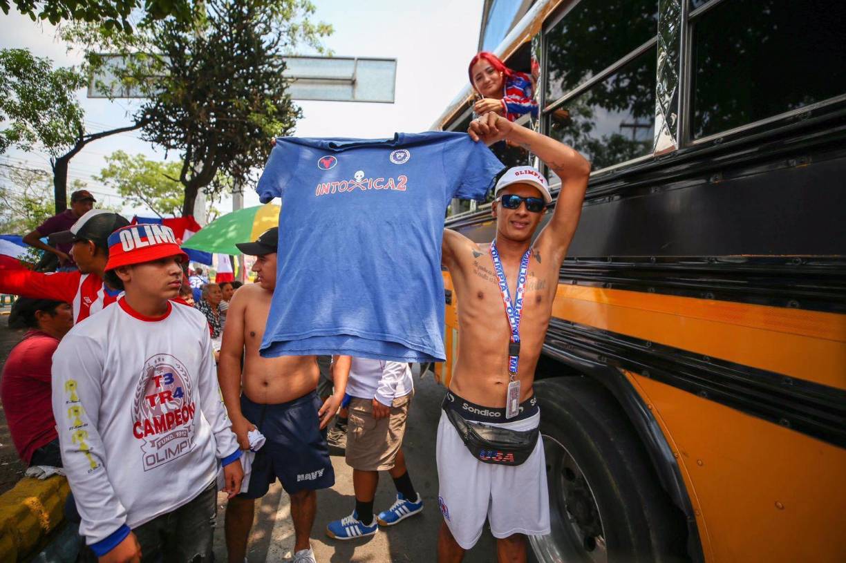 Los representantes de la Ultra Fiel llegaron al estadio para alentar al equipo de sus amores.