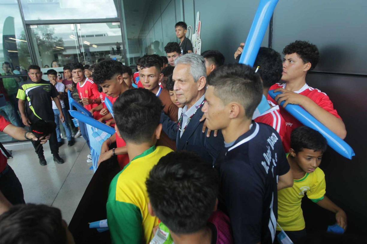Reinaldo Rueda también aprovechó para sacar una bonita postal con los jugadores de las Ligas Menores de nuestro país. Los chicos ovacionaron al colombiano.
