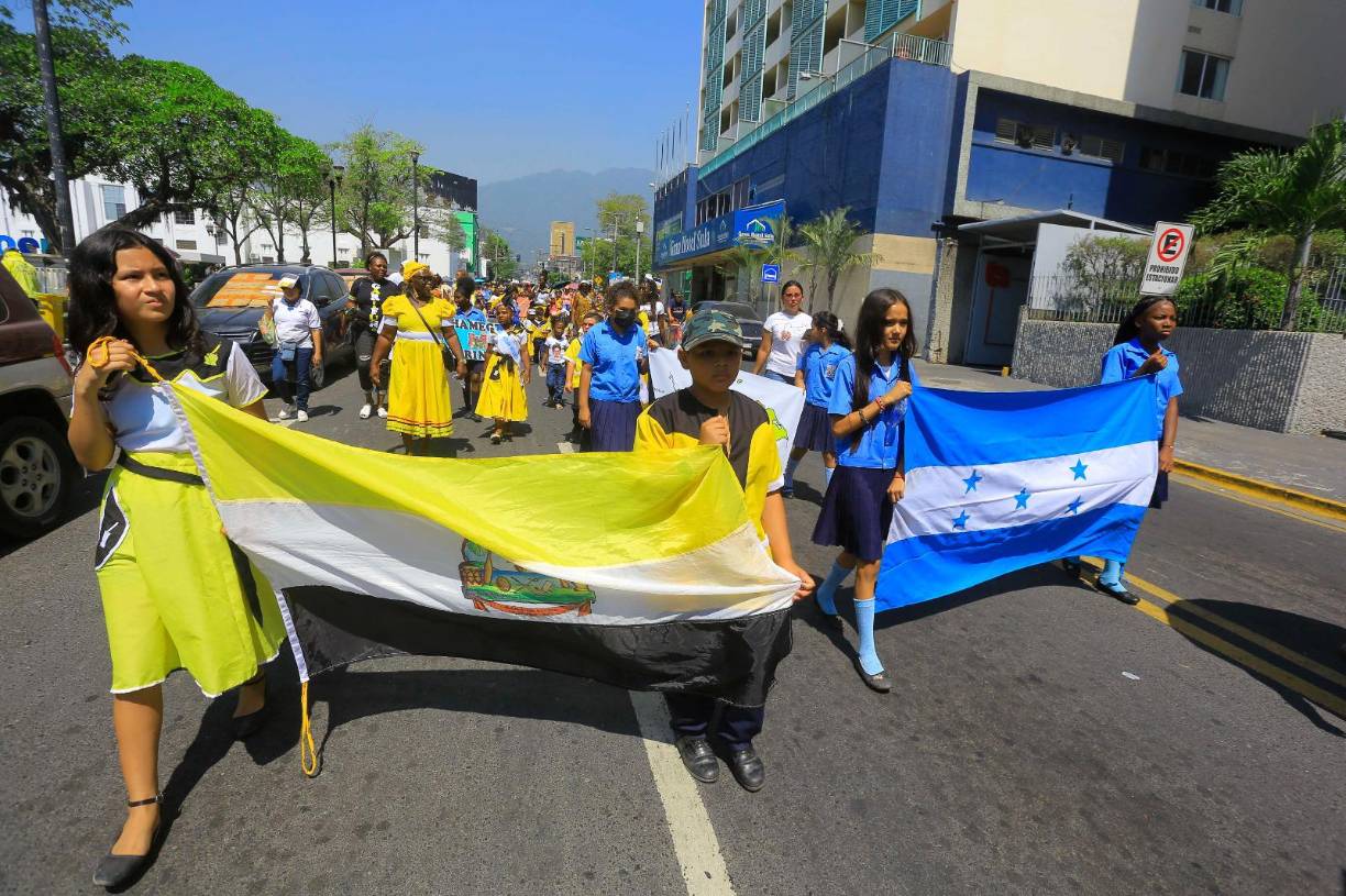 El recorrido que inició a las 9:00 de la mañana, finalizó con una acto cívico y presentaciones artísticas frente a la catedral.