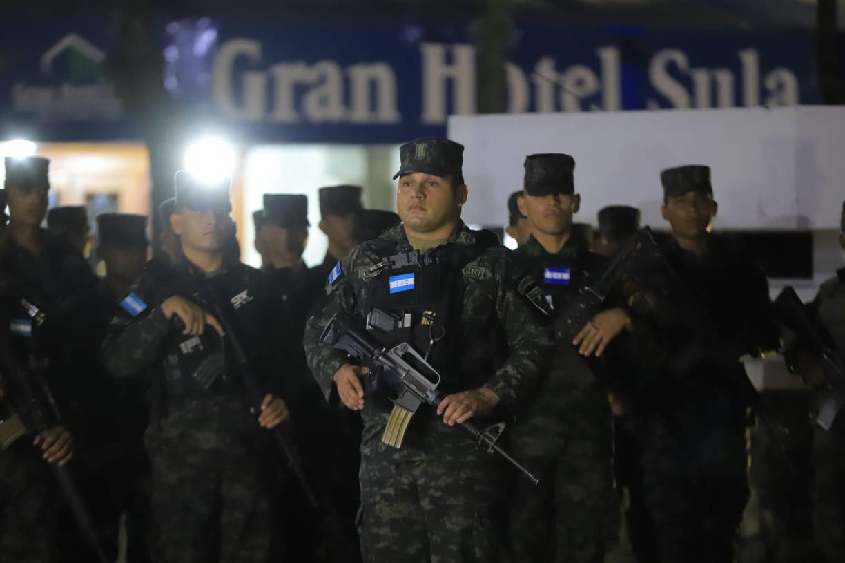 Agregó que aquellas personas que tengan un vuelo de salida o entrada en las horas de toque de queda de igual manera no tienen ningún problema, basta con presentar su copia del ticket aéreo o electrónico o su pasaporte e indicando si va rumbo a su casa como destino o en este caso al aeropuerto.