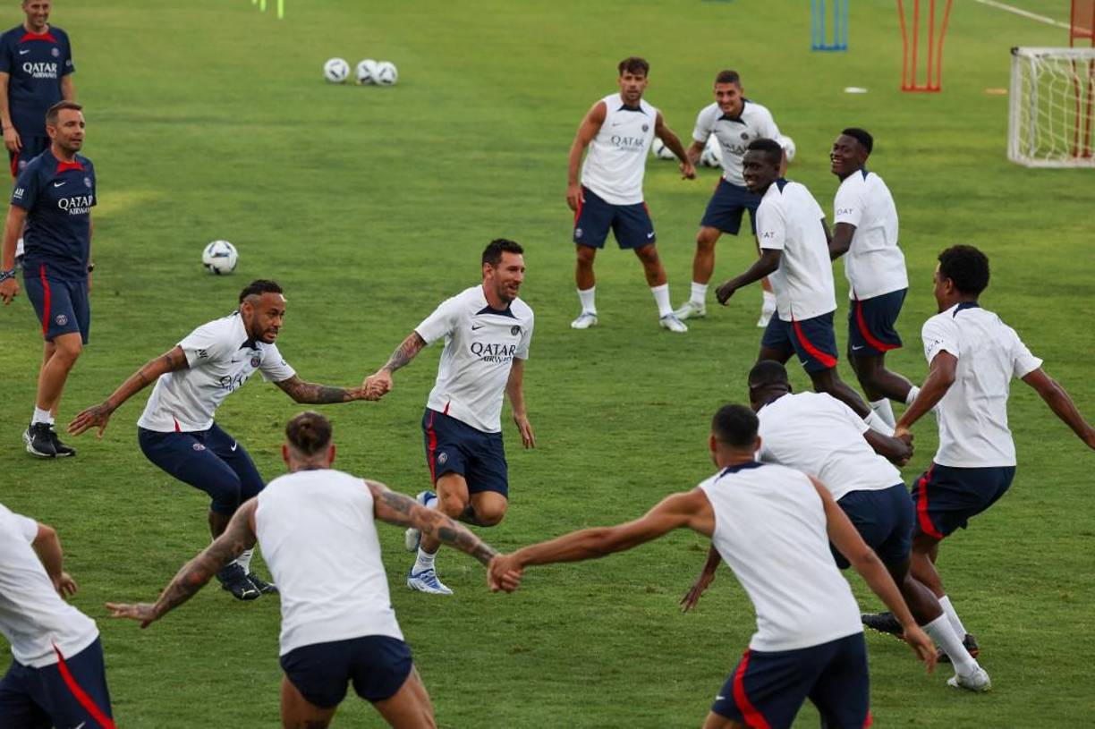 La primera noma que deben de respetar los cracks del PSG es la puntualidad en las prácticas. Los futbolistas que lleguen tardes se deberán de regresar a sus casas y como consecuencia no entrenarán.