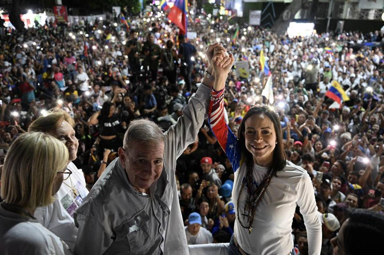 Su rival es el diplomático Edmundo González Urrutia, de 74 años, hasta hace poco desconocido, que representa a la carismática y popular líder opositora María Corina Machado, impedida de postularse debido a una inhabilitación política.