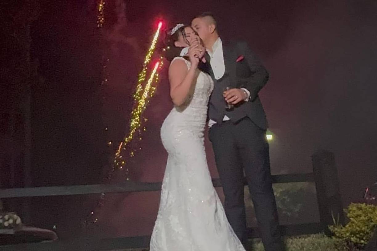 Y es que la bella presentadora del canal HCH, habría dejado por fuera a varios compañeros de trabajo como Carolina Lanza, Milagro Flores, Cesia Mejía, e incluso a su jefe, don Eduardo Maldonado, quien es presentador y también propietario de esta televisora. 