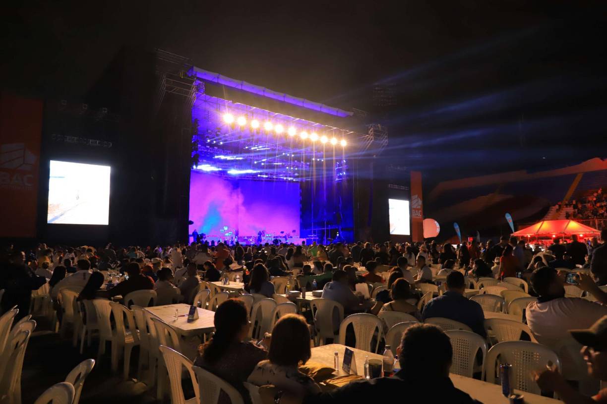 FOTOS: Así disfrutaron los sampedranos del concierto de “El Buki”