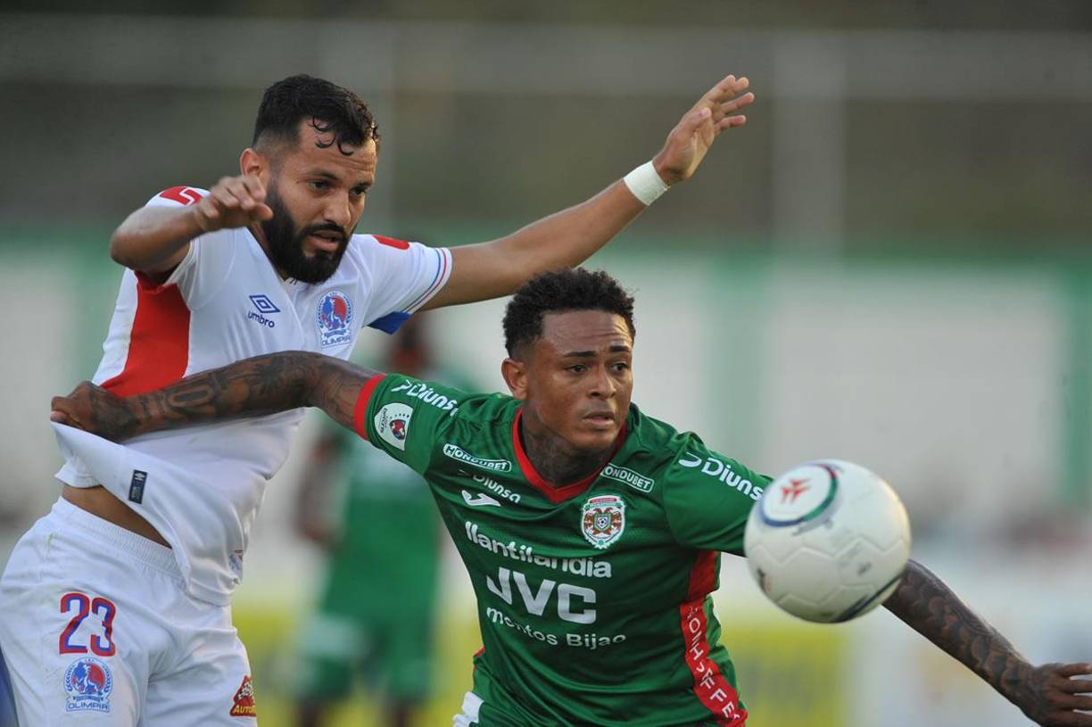 Cristian Sacaza cubriendo la pelota ante la marca de Jorge Álvarez.