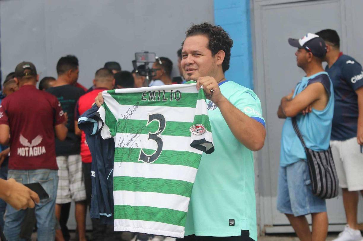 Este aficionado llevó la camiseta de Emilio Izaguirre, cuando jugaba en el Celtic de Escocia. Los jugadores del Motagua le autografiaron la indumentaria.