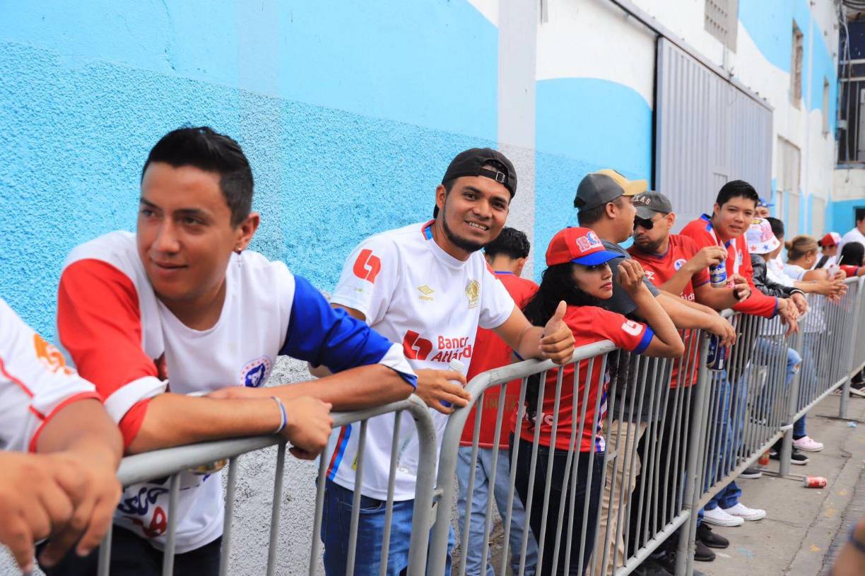 Largas filas desde tempranas horas para poder disfrutar del gran duelo.