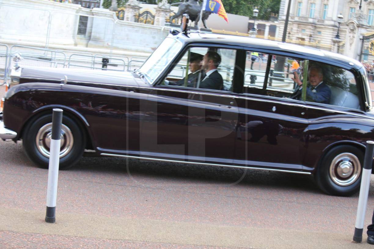 Después de que el ataúd entrase en el palacio, el Regimiento Real de Escocia y miembros de la Guardia Real desfilaron en silencio en el patio antes de abandonar el recinto. Fotos: Carlos Hernández.