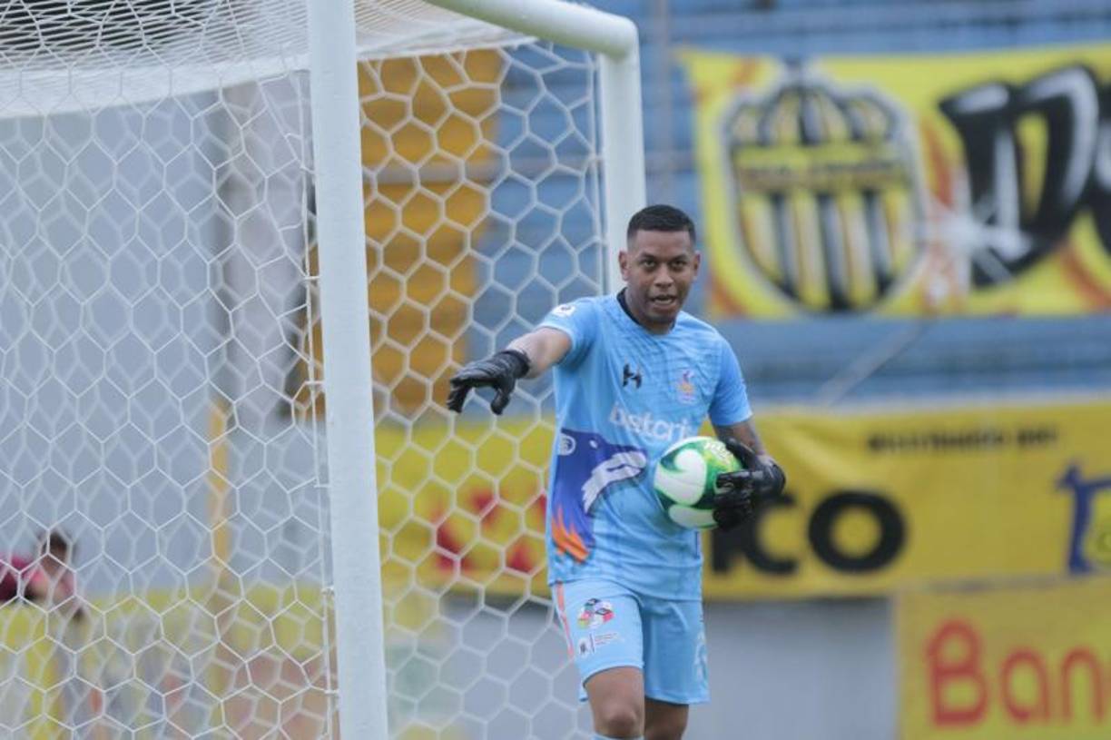 Denovan Galileo Torres Pérez cuenta con 33 años de edad y milita en los Lobos de la UPN.