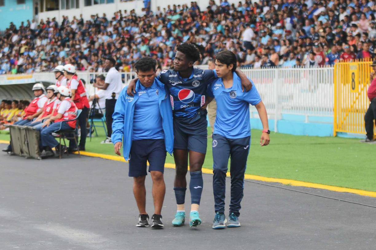 Jonathan Núñez salió del partido tras una dura lesión de tobillo.