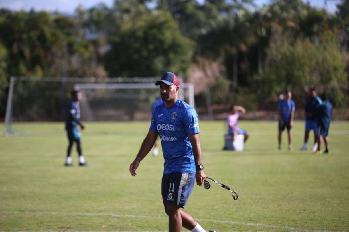 Luego de Amado el que fue fichado fue el ex defensa, Ninrod Medina, actual entrenador del Motagua. El buen papel de Guevara le abrió las puertas a Medina también en el 2002.