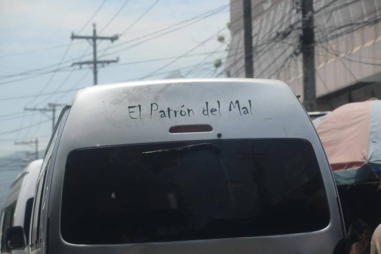 De acuerdo con los mismos transportistas, estas frases e imágenes son mandadas a hacer. Los precios varían según tamaño y diseño, unos L 250 como mínimo.