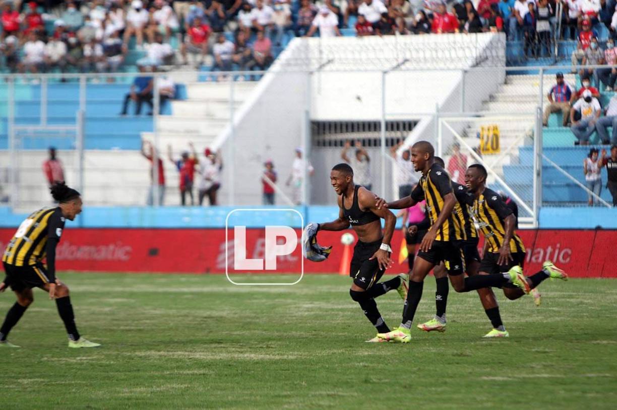 Yeison Mejía celebrando su golazo para el empate del Real España contra el Olimpia.