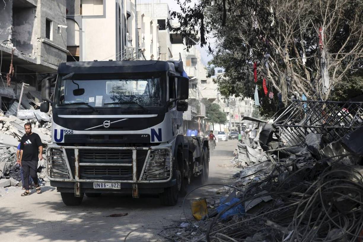Desde el inicio de la escalada y argumentando motivos de seguridad, Israel ordenó a los civiles que habitan en el norte del estrecho enclave evacuar hacia el sur, provocando el desplazamiento de unos 1,5 gazatíes -más de la mitad de la población total- en medio de una grave escasez de combustible.