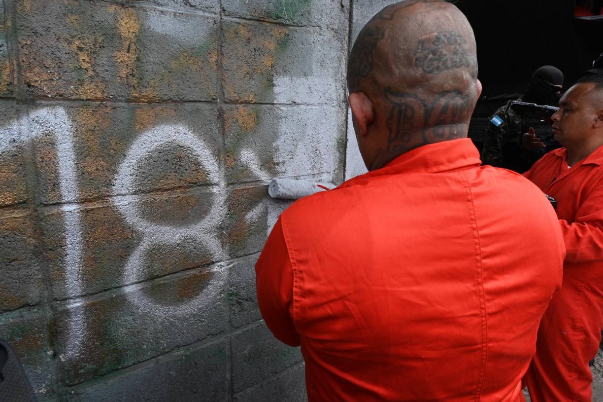 Las autoridades de <b>Honduras</b> sacaron este lunes de una cárcel a 30 pandilleros, con uniformes naranja y cadenas en los pies, y los pusieron a borrar grafitis en paredes en edificios de la capital.