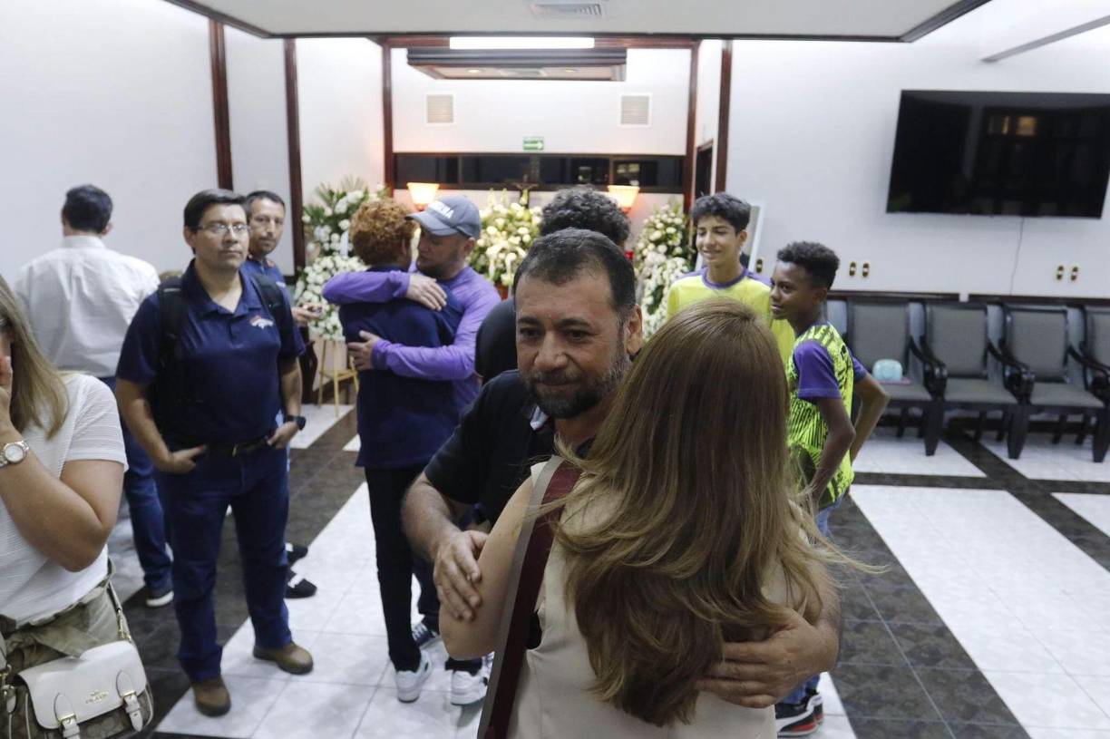 Rostros tristes, recuerdos de tantas alegrías y conversaciones del legado que dejó el maestro no faltaron.