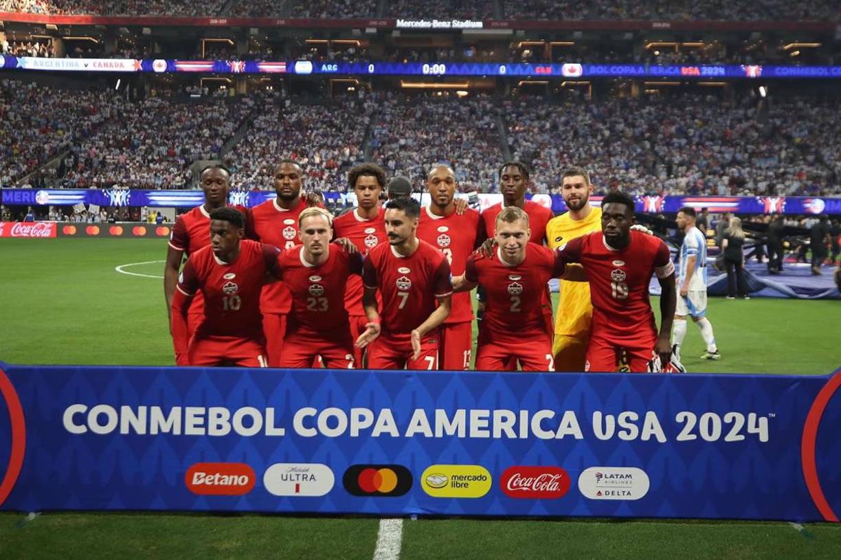 El once titular de Canadá posando previo al partido contra Argentina.