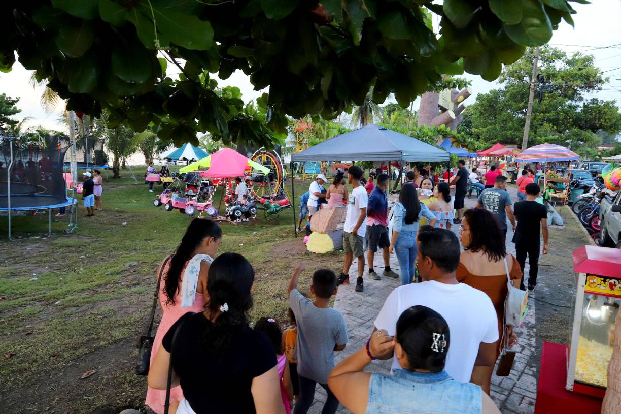 Juegos, gastronomia y música en vivo al aire libre, disfrutaron los ceibeños en la Semana Morazánica. 