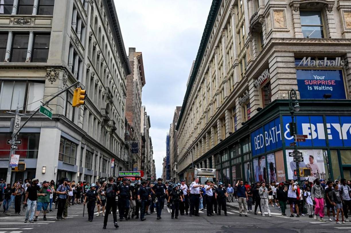 Varias personas fueron detenidas, precisó Maddrey, mientras que <b>Cenat</b> fue llevado por los agentes para ser interrogado, si bien no fue detenido formalmente.