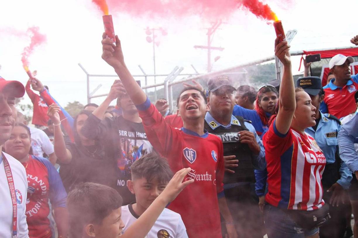 La Ultra fiel puso la fiesta antes del partido en las afueras del estadio Nacional Chelato Uclés.