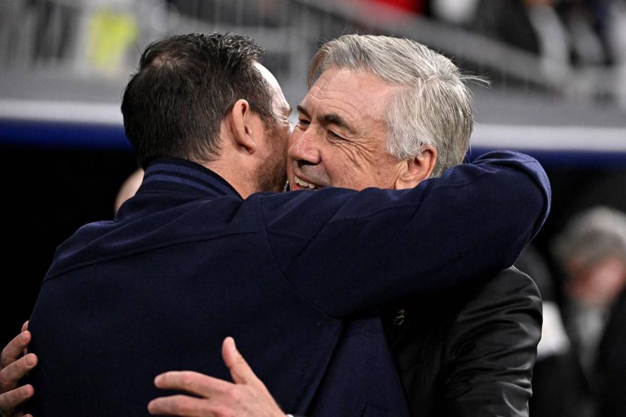 Antes del inicio del juego, Carlo Ancelotti y Lampard se dieron un gran abrazo.