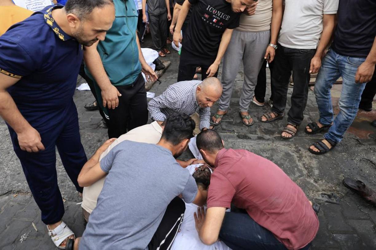 ”Huir de los ataques en un hospital puede parecer una locura, pero aquí escapas de la destrucción física”, dice a EFE Fatenah, que no quiere revelar su apellido.”Sin embargo, quedas envuelto en una conmoción emocional.