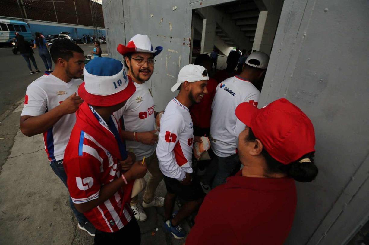 Los hinchas de Olimpia nunca decepcionan y siempre están presentes para su equipo. 