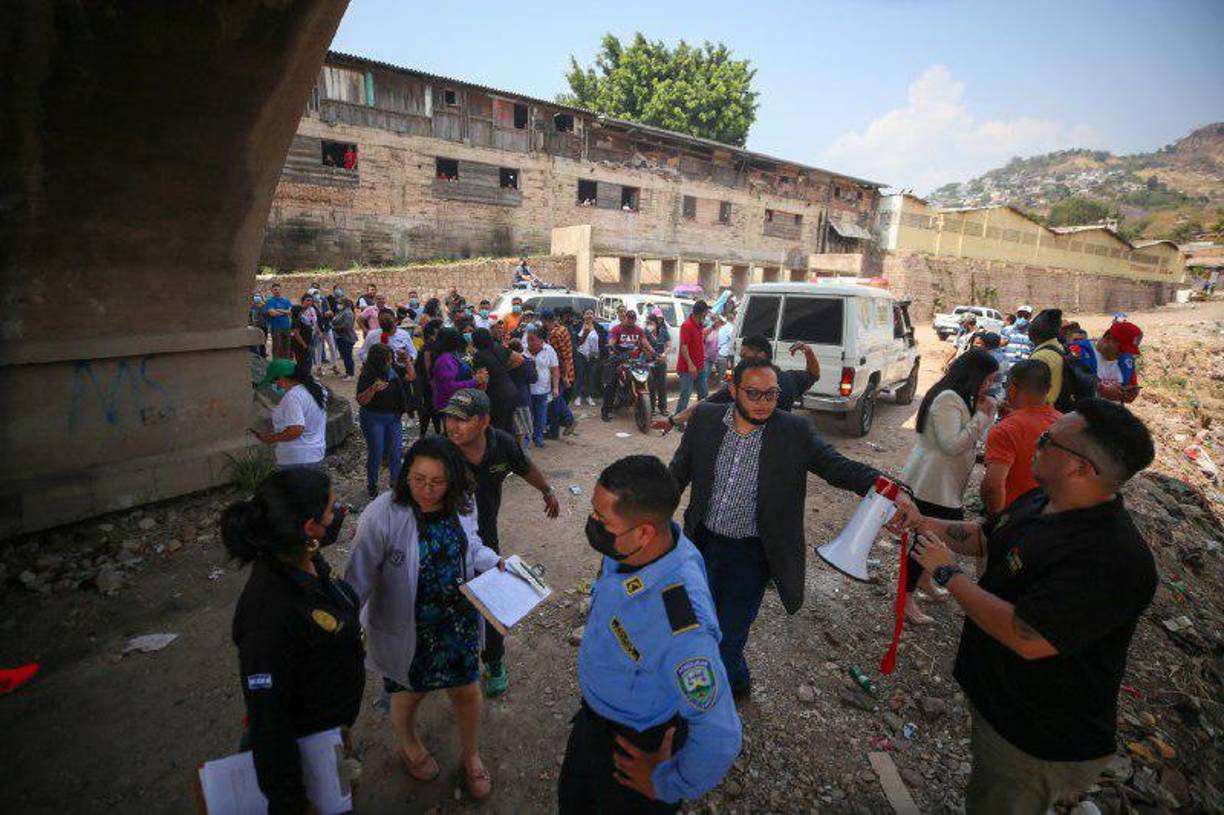 Fiscales protestan frente a cadáver en río de Tegucigalpa