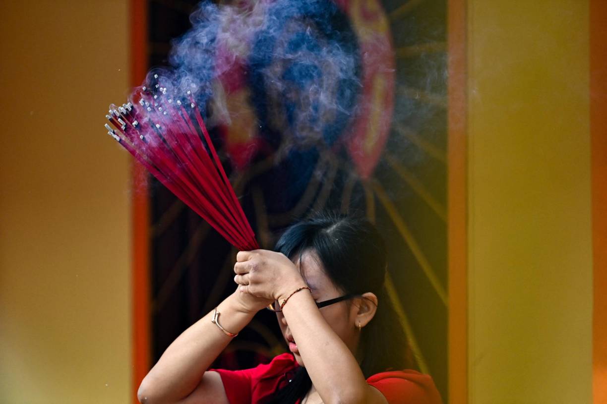 Los más devotos asistieron a los monasterios para realizar sus oraciones para este Año Nuevo.