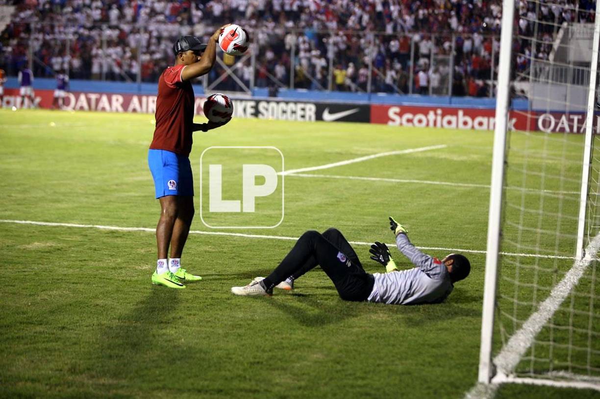 Donis Escober está trabajando como preparador de porteros del Olimpia. La leyenda olimpista estuvo puliendo a Edrick Menjívar antes del partido.