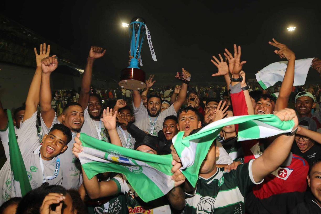 Euforia total por parte de los futbolistas y el club vuelve a estar en Primera División de Honduras. 
