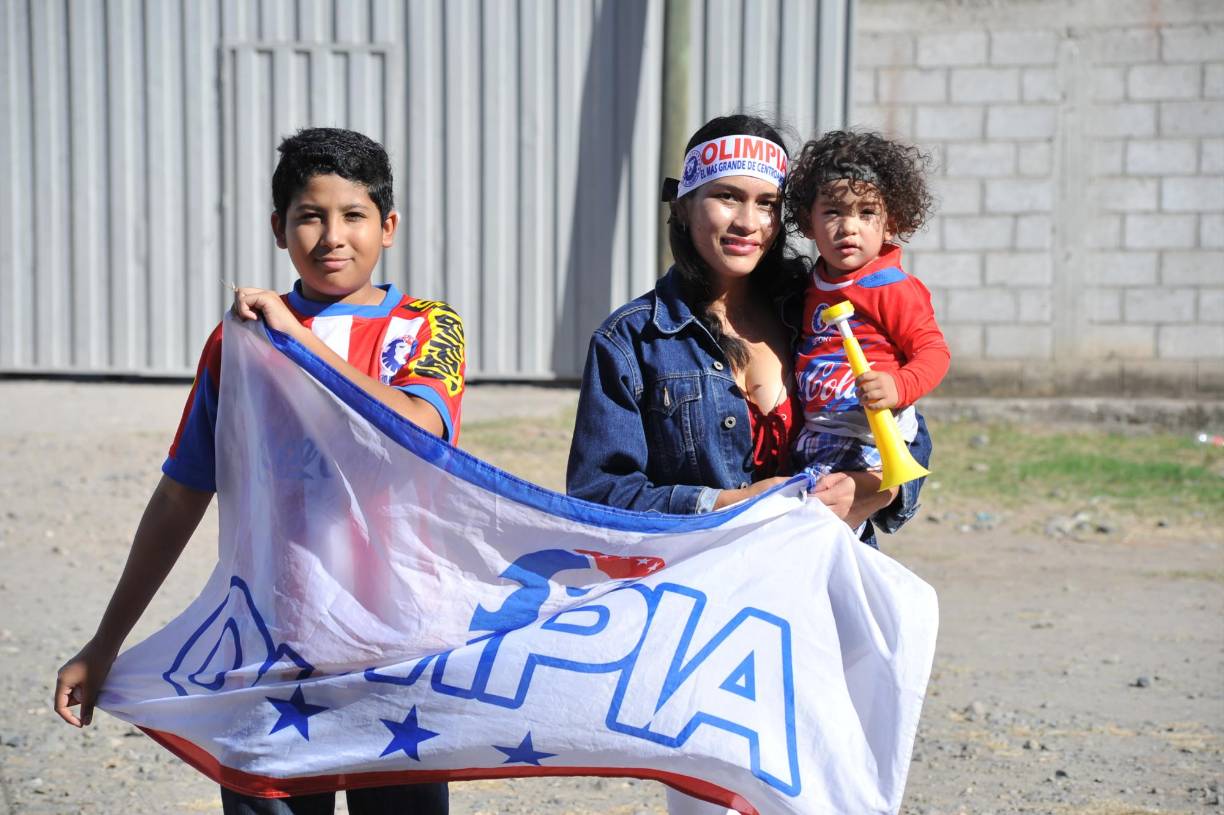 ¡Qué ternura! Los pequeños aficionados y las chicas también se hicieron presentes para disfrutar del clásico Olimpia-Marathón. 