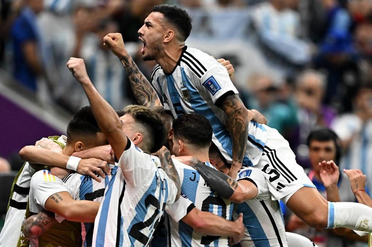 “Escribir que los argentinos saben usar la suciedad en el juego no sería un bombazo, ya que esto lo han presenciado muchos que los han enfrentado durante décadas en campeonatos mundiales, pero en la víspera de las semifinales llegan noticias escandalosas sobre su preparación para Croacia y los métodos que pretenden utilizar”, señaló la prensa croata.