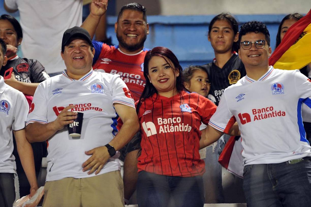 Los aficionados olimpistas disfrutaron de una noche de goles en el estadio Nacional Chelato Uclés.